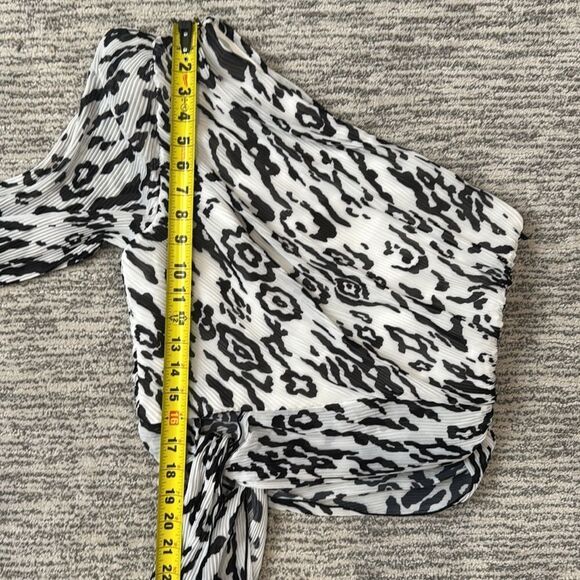 NWT Self Portrait LEOPARD PLISSE ONE
SHOULDER TOP IVORY/BLACK Size 8 - Picture 9 of 13